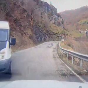 Okul servis minibüsünün otomobille çarpıştığı kaza kamerada