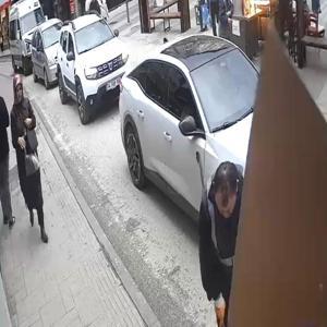 Reklam tabelası şiddetli rüzgarda temizlik işçisinin başına düştü; o anlar kamerada