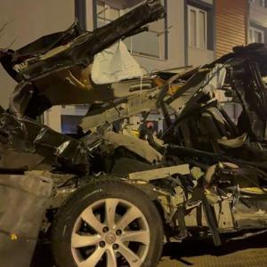 İstanbul- Sultanbeylide otomobil park halindeki 4 araca ve iş yerine çarptı