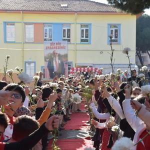 Emekliye ayrılan 39 yıllık öğretmene, görev yaptığı okulda ‘efsane’ afişli veda
