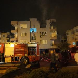Mersinde ev yangını; 2 kişi dumandan etkilendi