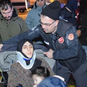 Erzurumda 2 otomobil ve 1 kamyonetin karıştığı kazada 9 kişi yaralandı
