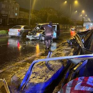 Kayganlaşan yolda bariyerlere çarptı