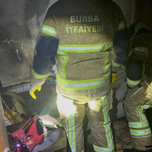 Bursada 2 katlı binada çıkan yangın söndürüldü