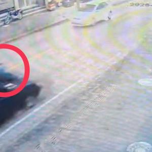 Yolun karşısına geçerken otomobilin çarptığı yaya öldü, kaza kamerada