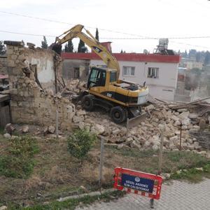 Akdeniz’de metruk bina yıkıldı