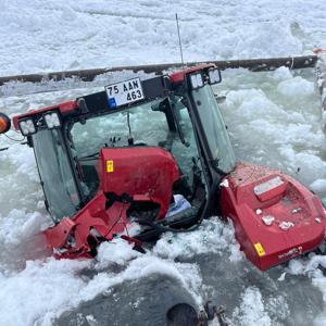 Buzu çözülen Çıldır Gölüne traktör düştü