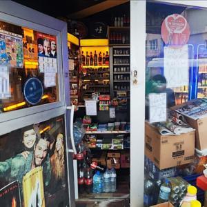 İçki fiyatlarını camlarına asan büfe işletmecisi hakkında tutanak