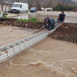 Sağanak sonrası mahsur kalan 2 kişi ekipler tarafından kurtarıldı