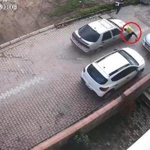 Kocaelide otomobilin down sendromlu çocuğa çarptığı kaza kamerada