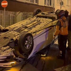 İstanbul - Üsküdarda park halindeki 3 araca çarpan otomobil, takla attı: 1 yaralı