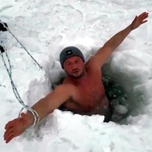 Çıldır Gölü’nün buz gibi suyuna daldılar