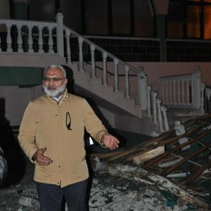 Manisa’da şiddetli rüzgar; minarenin külahı uçtu, 100’den fazla ağaç devrildi