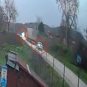 Virajda sollama kazası kamerada; 3 yaralı