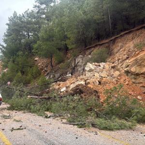 Muğlada toprak kayması; yol kısmen kapandı