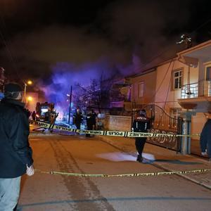 Çatı katında çıkan yangın bitişikteki binaya sıçradı: 3 kişi dumandan etkilendi