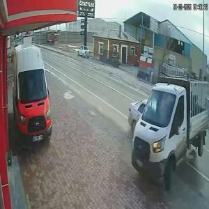Otomobille, kamyonetin çarpıştığı kaza anı kamerada: 1 yaralı
