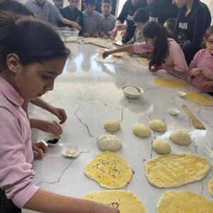 Öğrenciler pide hazırlayıp dağıttı