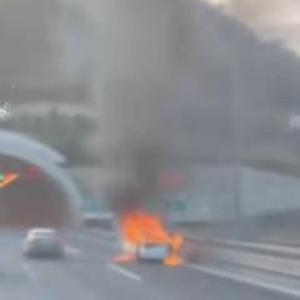 İstanbul - Çatalcada seyir halindeki otomobil alev alev yandı