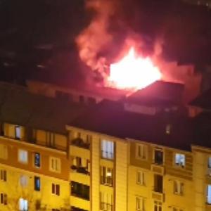 İstanbul - Esenyurtta 5 katlı binanın çatısı alev alev yandı