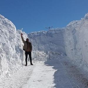 Karlıova’da mezra yollarında yol açma çalışmaları sürüyor