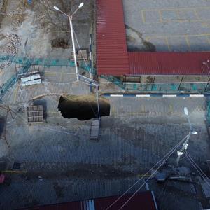 Doldurulan eski dere yatağında göçük meydana geldi