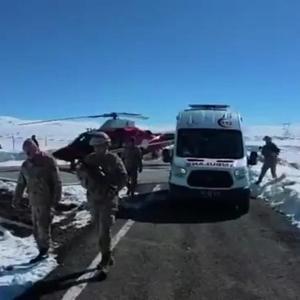 Kardan yolu kapalı mezradaki hasta, ambulans helikopterle hastaneye yetiştirildi