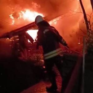 İki ayrı mahallede yangın; ev ve odunluk küle döndü