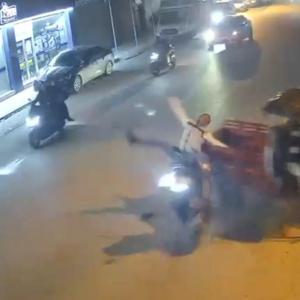 Adanada iki motosikletin çarpıştığı kaza kamerada