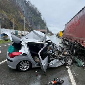 Artvinde otomobil, TIRa çarptı; 2 ölü, 1 yaralı