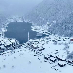 Uzungöl’de kar yağışı sonrası seyirlik manzaralar