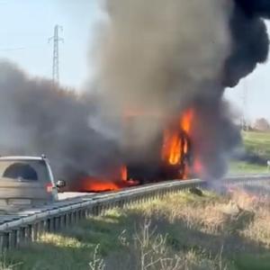 Edirne’de domates yüklü TIR alev alev yandı; o anlar kamerada