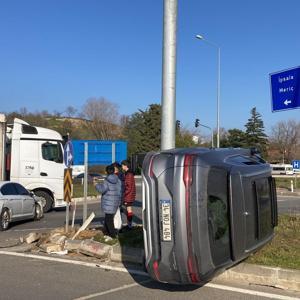 İki otomobil kavşakta çarpıştı: 4 yaralı