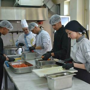 Okulun kazanı iftarda tarım işçileri için kaynadı
