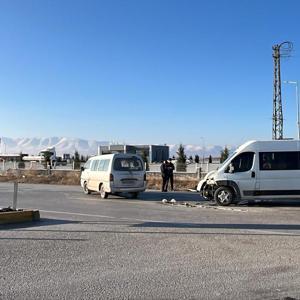 Okul servisi ile minibüs çarpıştı: 5 yaralı