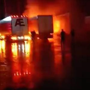 Park halindeki 2 TIR alev alev yandı