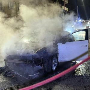 Park halinde alev alan otomobil yandı