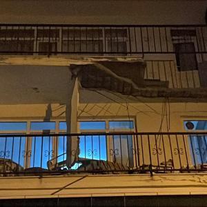 İstanbul -Üsküdar’da balkonu çöken 4 katlı bina tahliye edildi