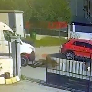 Minibüs ile motosikletin çarpıştığı kaza kamerada: 2 yaralı