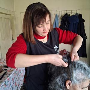Muğlada kursiyerlerden yaşlı kadınlara bakım desteği