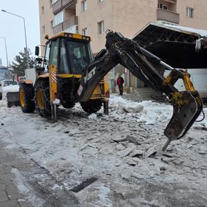 Yollardaki 20 santimlik buz tabakasını iş makinesinin hidrolik kırıcısıyla kırdılar