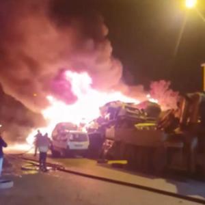 Ankarada 100 hurda araç alev alev yandı