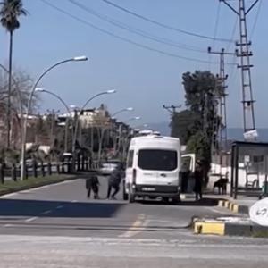 Durak görevlisi, minibüs şoförünü darbetti