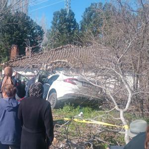 Aydında otomobil ağaçlara çarptı: 2 ölü, 1 yaralı
