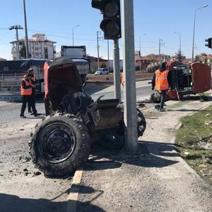 TIRla çarpışan traktör ikiye bölündü; 2 yaralı
