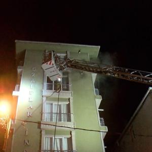 İstanbul - Ümraniyede 5 katlı binada çıkan yangın söndürüldü