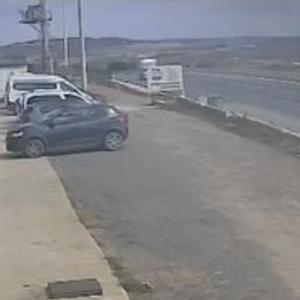 İstanbul- Çatalcada kamyonun refüje çarptığı kaza kamerada