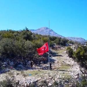 Yeditepeli gençler Suriye sınırındaki 7 tepeye 7 Türk bayrağı dikti