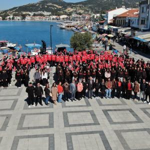 İstiklal Marşının her kıtasını şehrin ayrı bir noktasında okudular