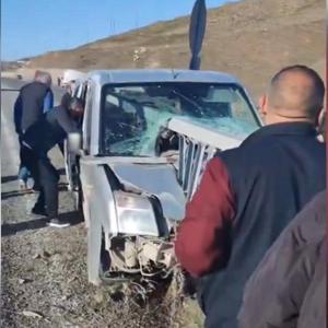 Hafif ticari araç bariyere çarptı: 1i ağır, 2 yaralı